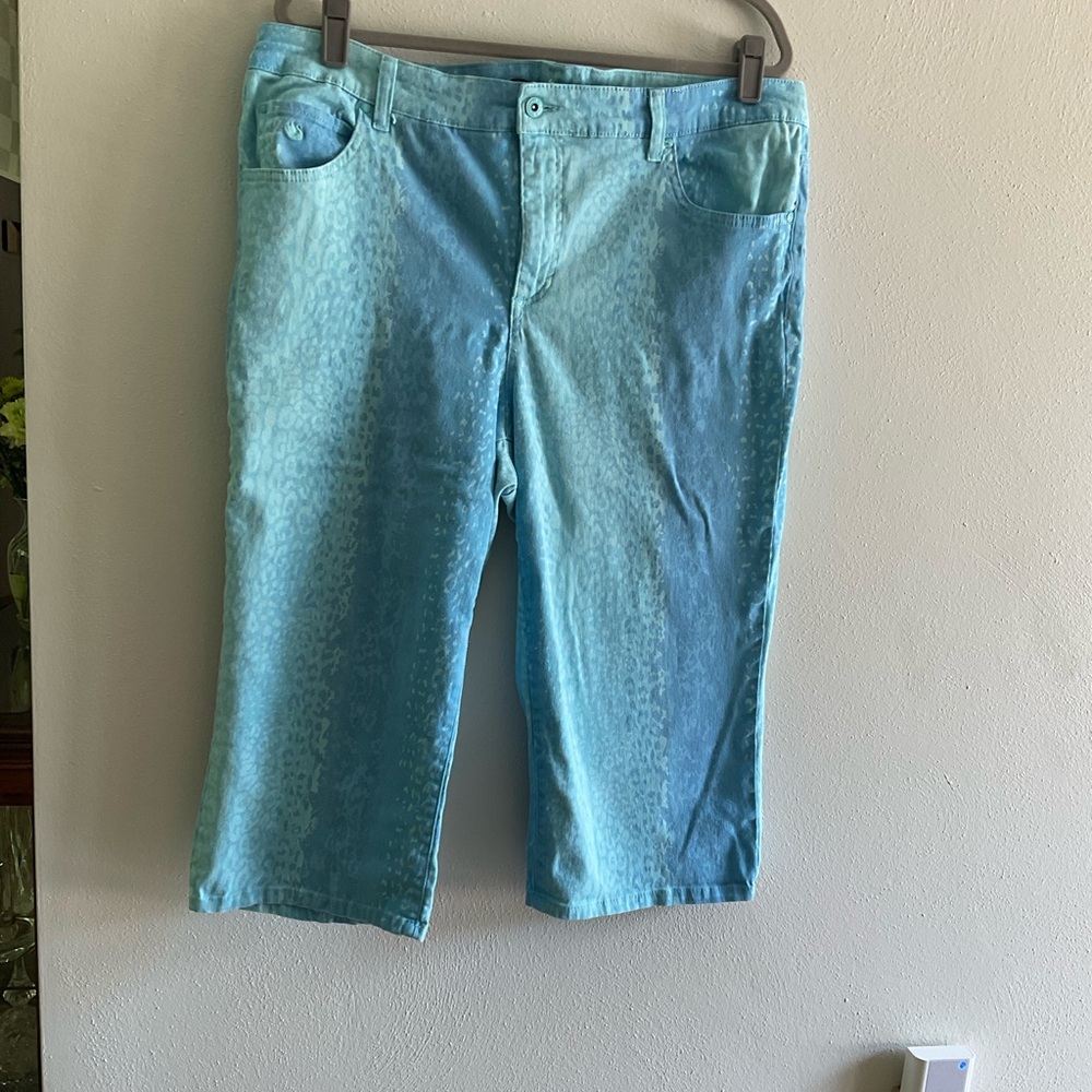Gloria Vanderbilt Aqua Leopard Print Capri Pants